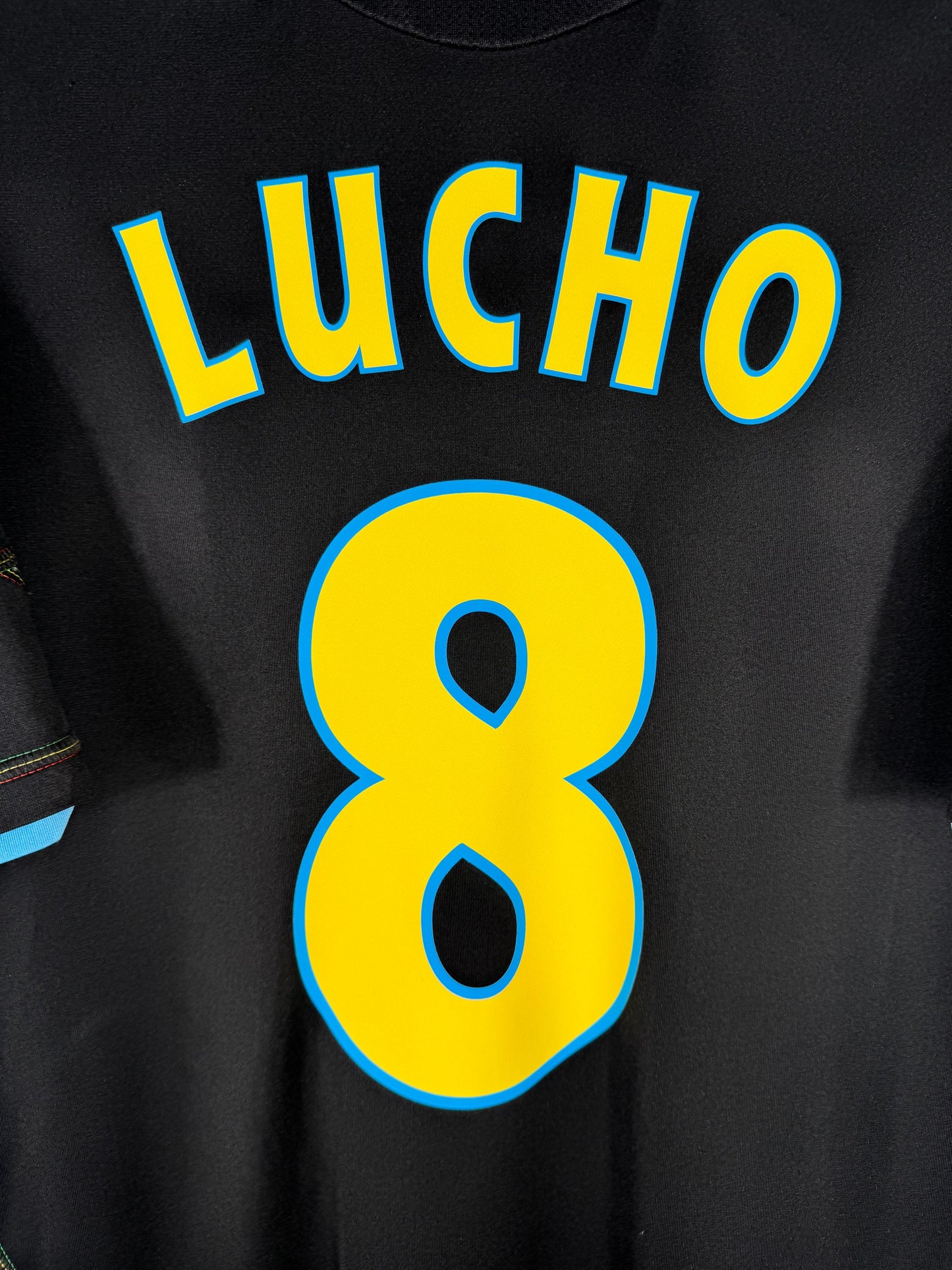 Détail de la typographie du flocage sur le numéro 8 de Lucho González