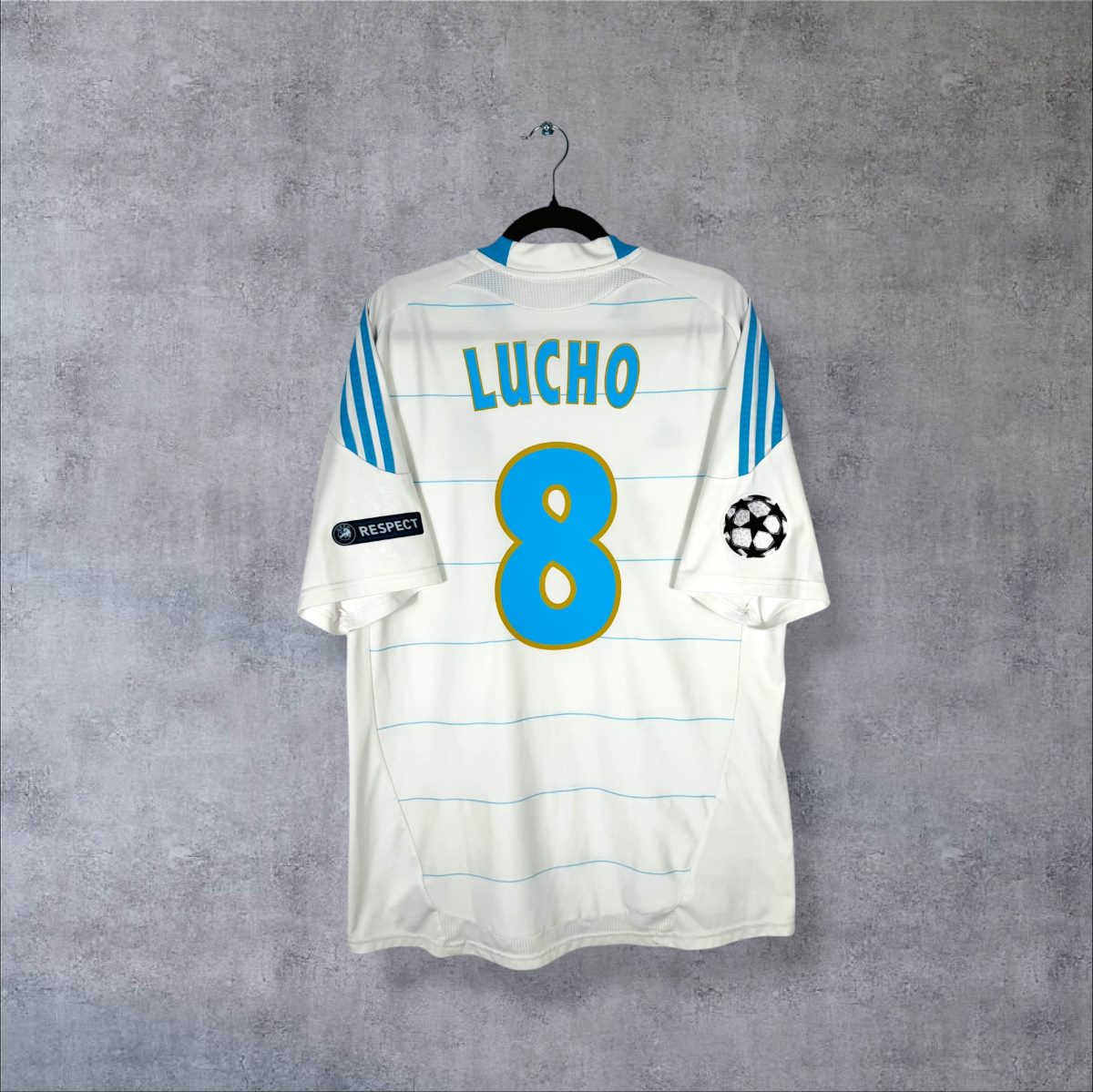 Dos du maillot OM 2010-2011 domicile blanc avec flocage Lucho N°8 et patchs Ligue des Champions et RESPECT