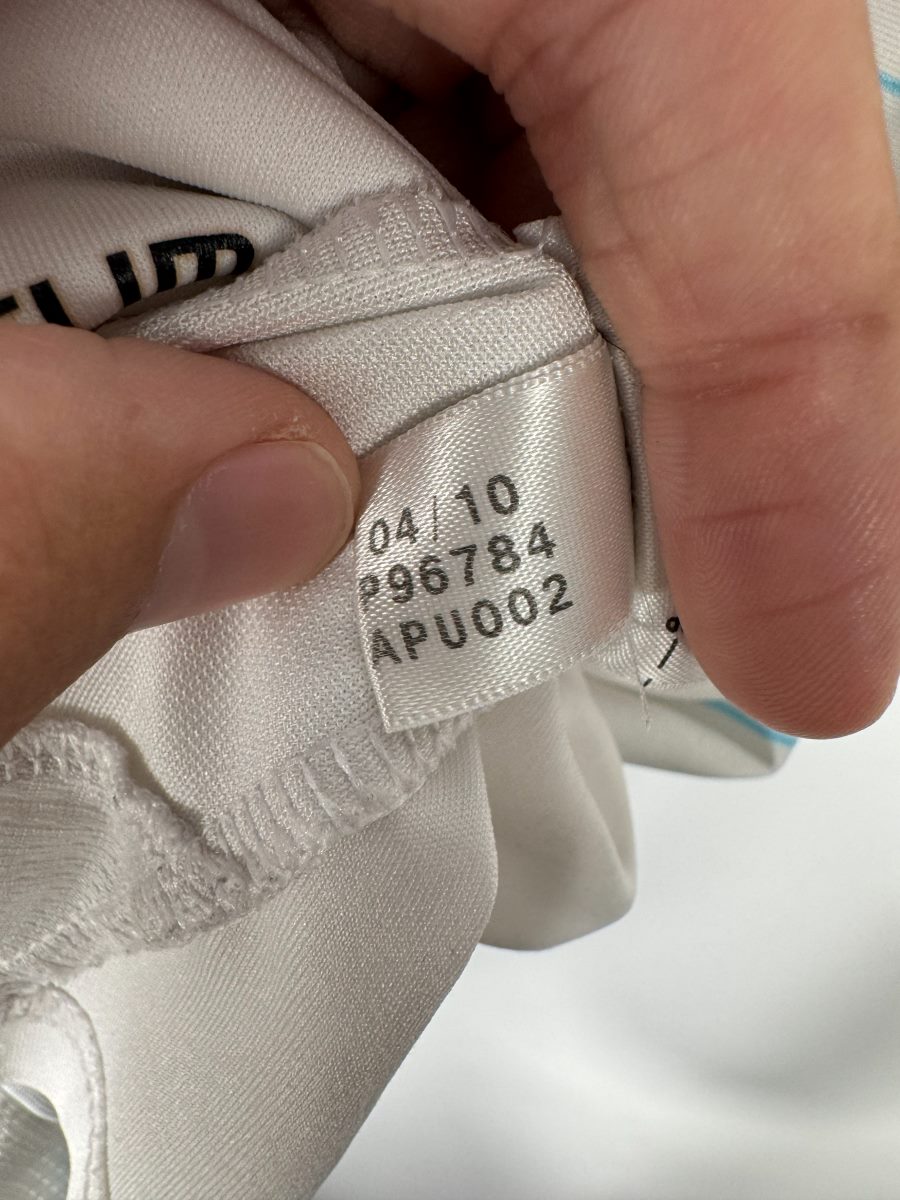 Étiquette intérieure adidas du maillot OM 2010-2011 domicile, référence P96784 datée 04/10