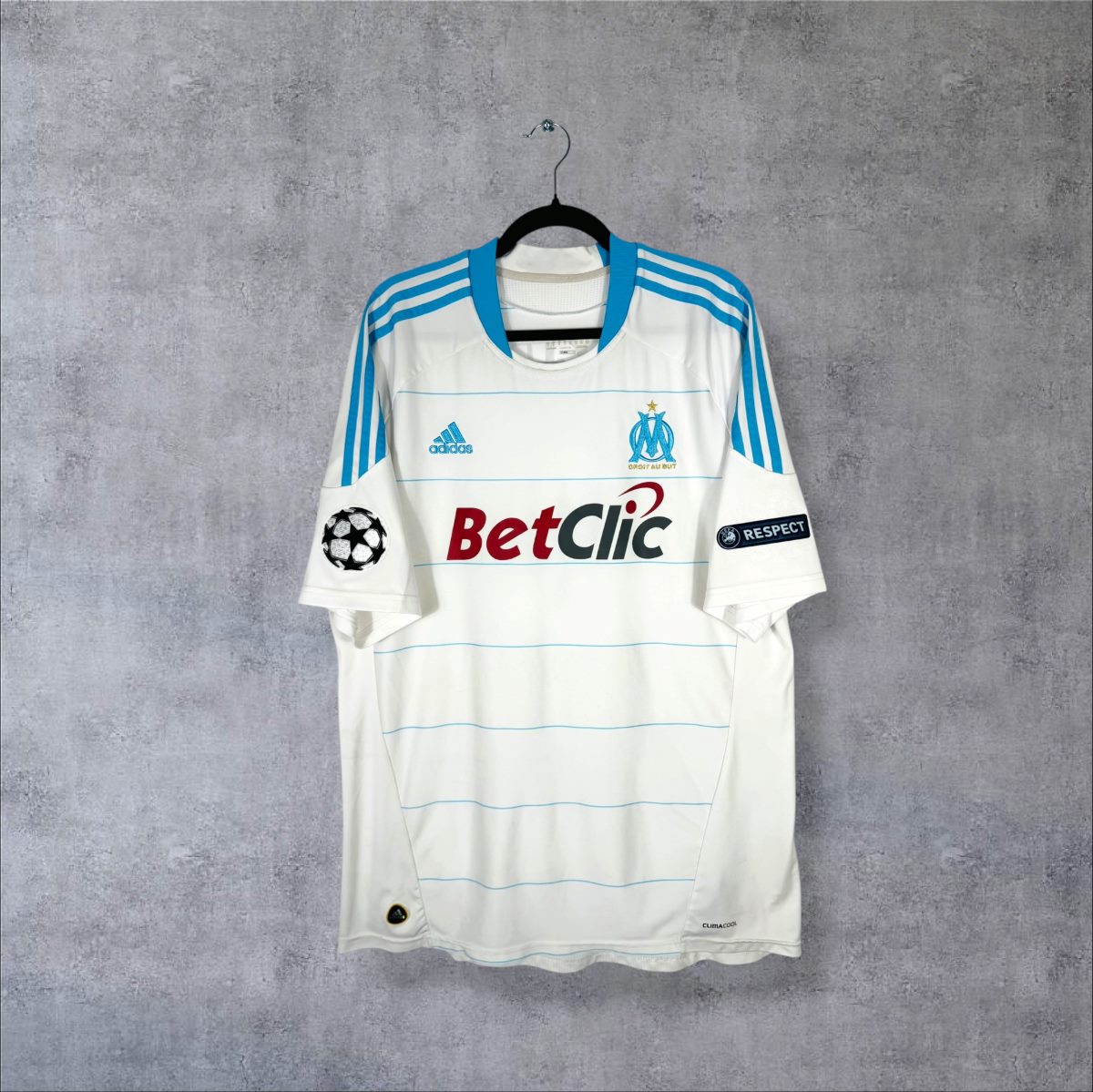 Face du maillot OM 2010-2011 domicile adidas, sponsor BetClic et col bleu ciel