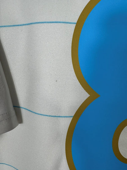 Gros plan du tissu blanc du maillot OM 2010-2011 montrant les micro-marques d'usage près du numéro