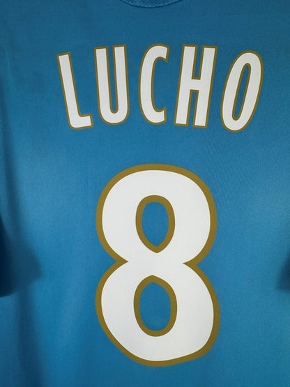 Détail flocage LUCHO 8 blanc bordé d'or, maillot OM extérieur 2010-2011