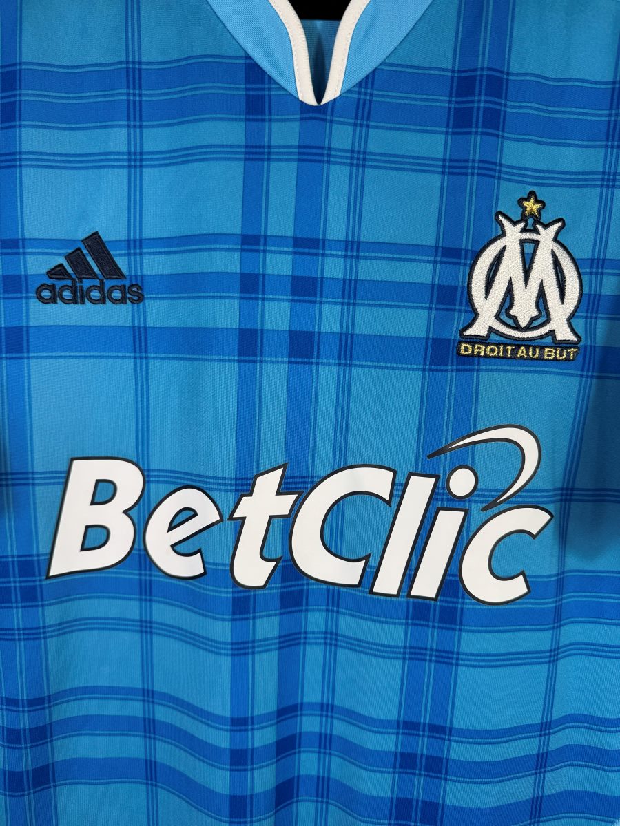 Écusson OM brodé Droit au but et sponsor BetClic, maillot extérieur 2010-2011 Lucho