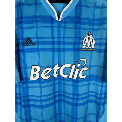 Détail de l'écusson de l'OM et du logo Adidas