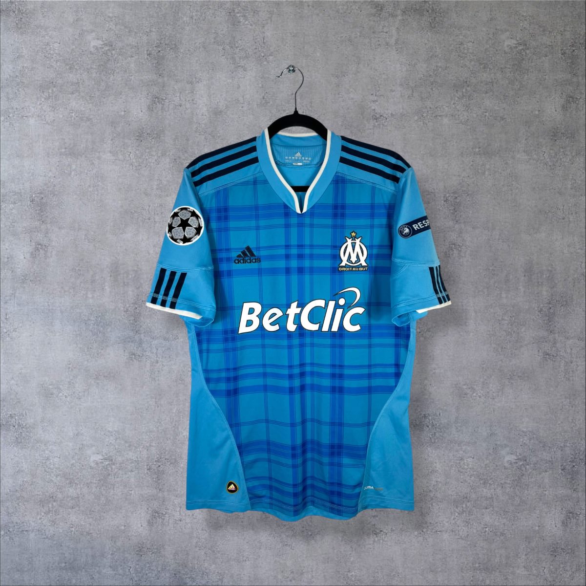 Maillot OM extérieur 2010-2011 adidas de face, bleu ciel à carreaux, sponsor BetClic