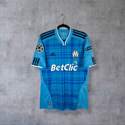 Maillot OM extérieur 2010-2011 adidas de face, bleu ciel à carreaux, sponsor BetClic