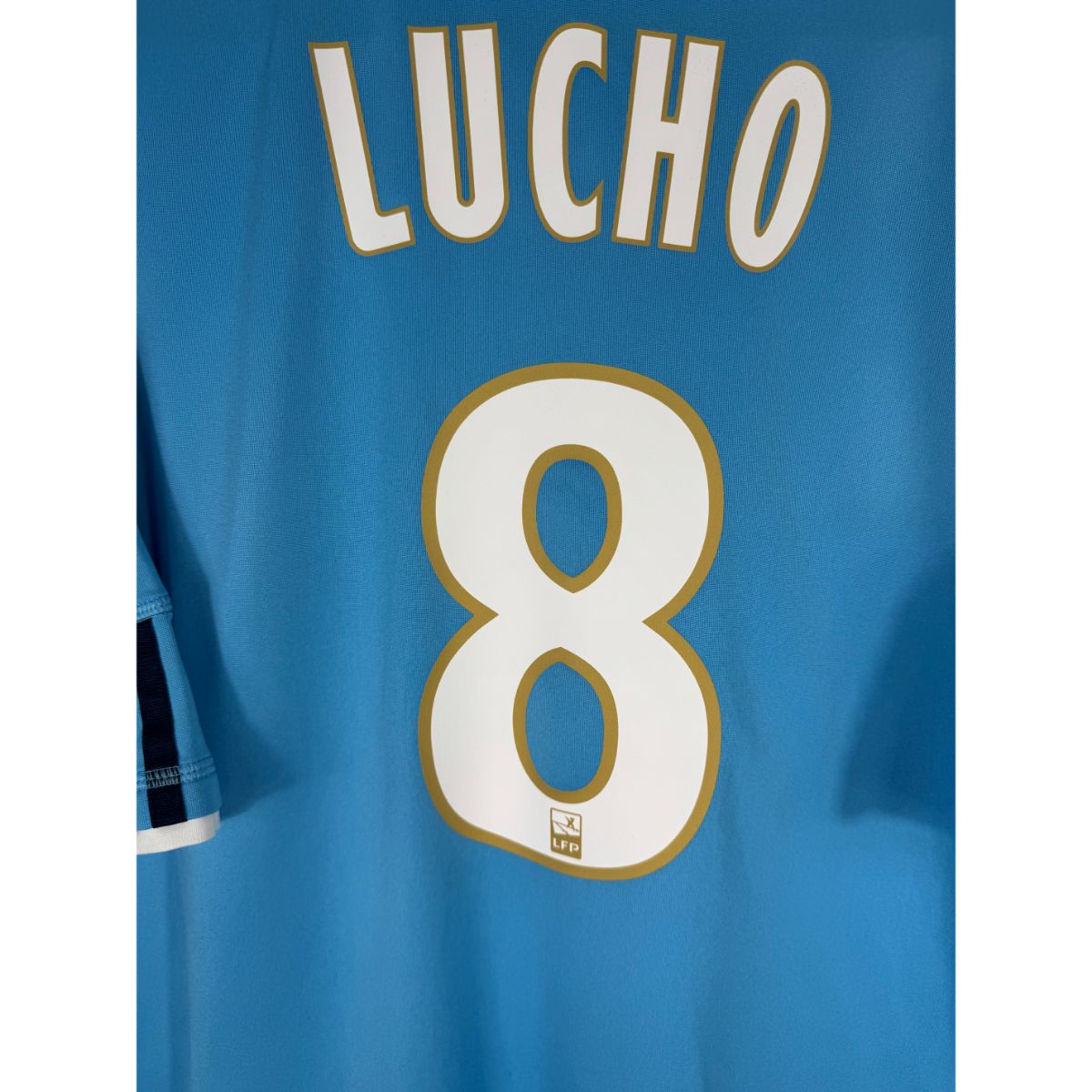 Détail de la typographie du flocage sur le numéro 8 de Lucho González
