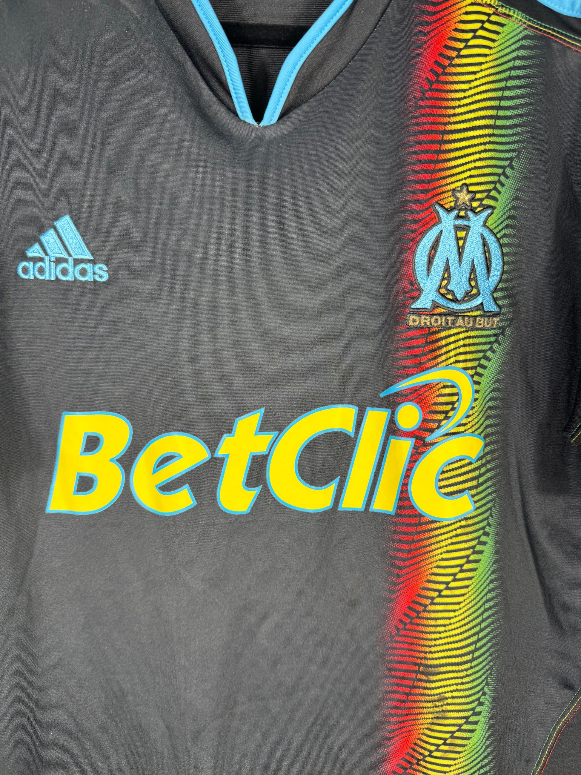 Détail de l'écusson de l'OM et du logo Adidas