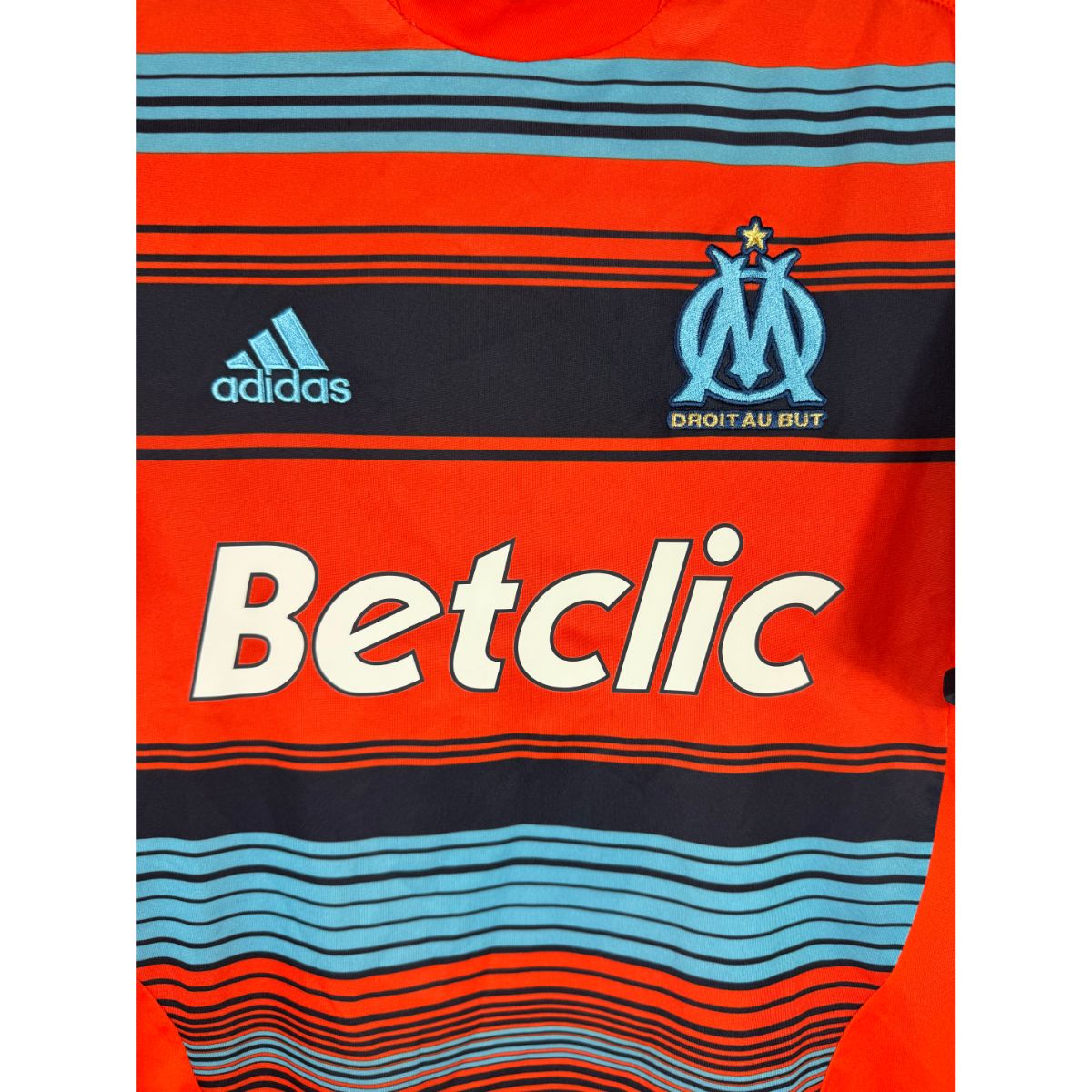 Détail de l'écusson de l'OM et du logo Adidas