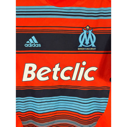 Détail de l'écusson de l'OM et du logo Adidas