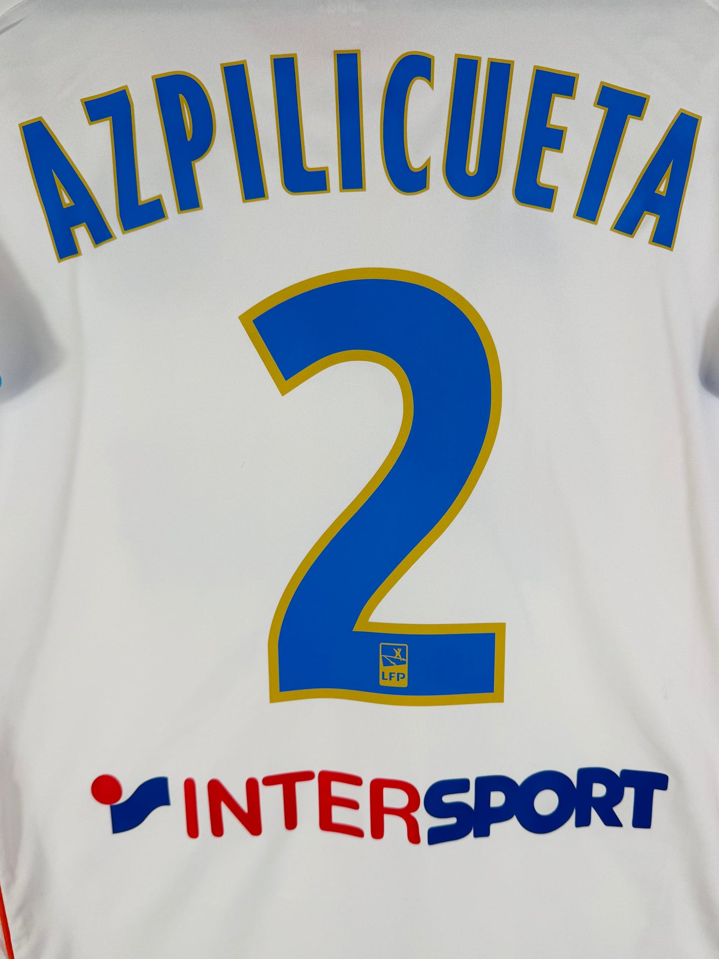 Détail de la typographie du flocage sur le numéro 2 de César Azpilicueta