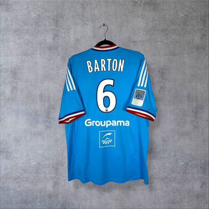 Dos du maillot OM 2012-2013 extérieur bleu ciel avec flocage Barton N°6, sponsor Groupama et patch 80 ans Ligue 1