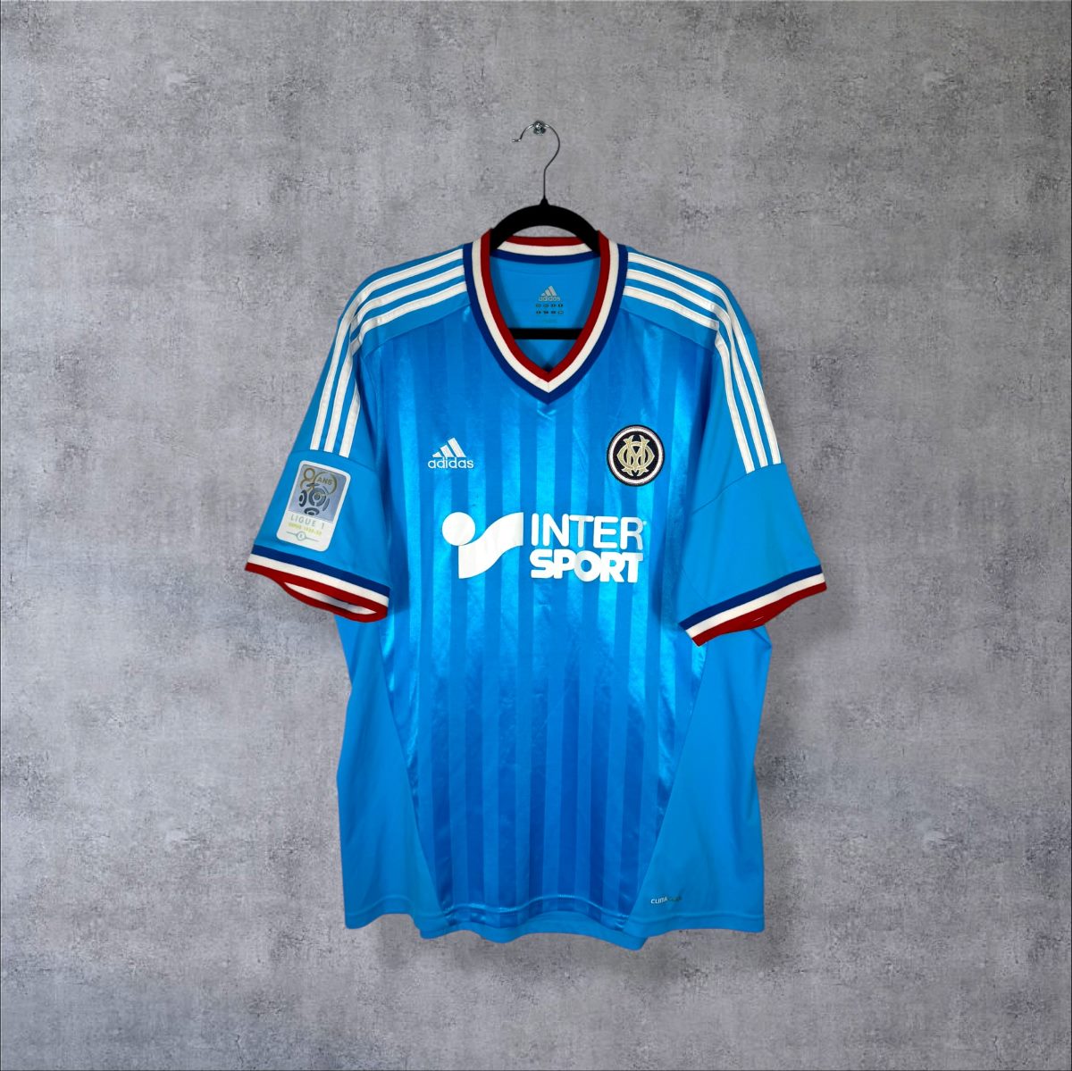Face du maillot OM 2012-2013 extérieur adidas, sponsor Intersport et col tricolore