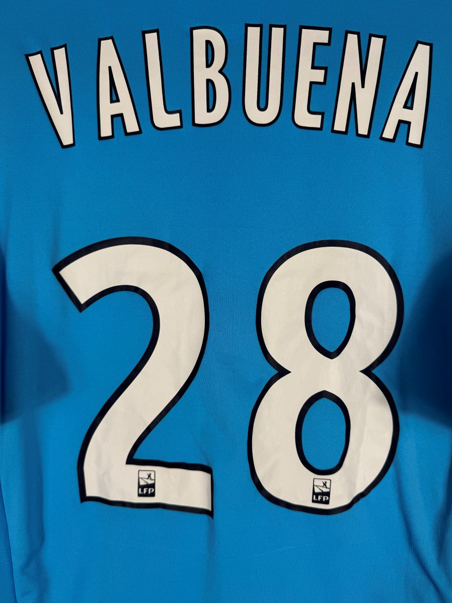 Gros plan du flocage Valbuena numero 28 avec patchs LFP
