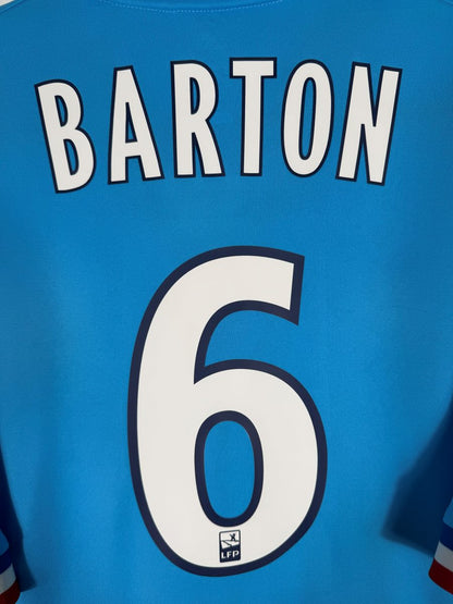 Gros plan du flocage officiel LFP Barton N°6 sur le maillot OM extérieur 2012-2013
