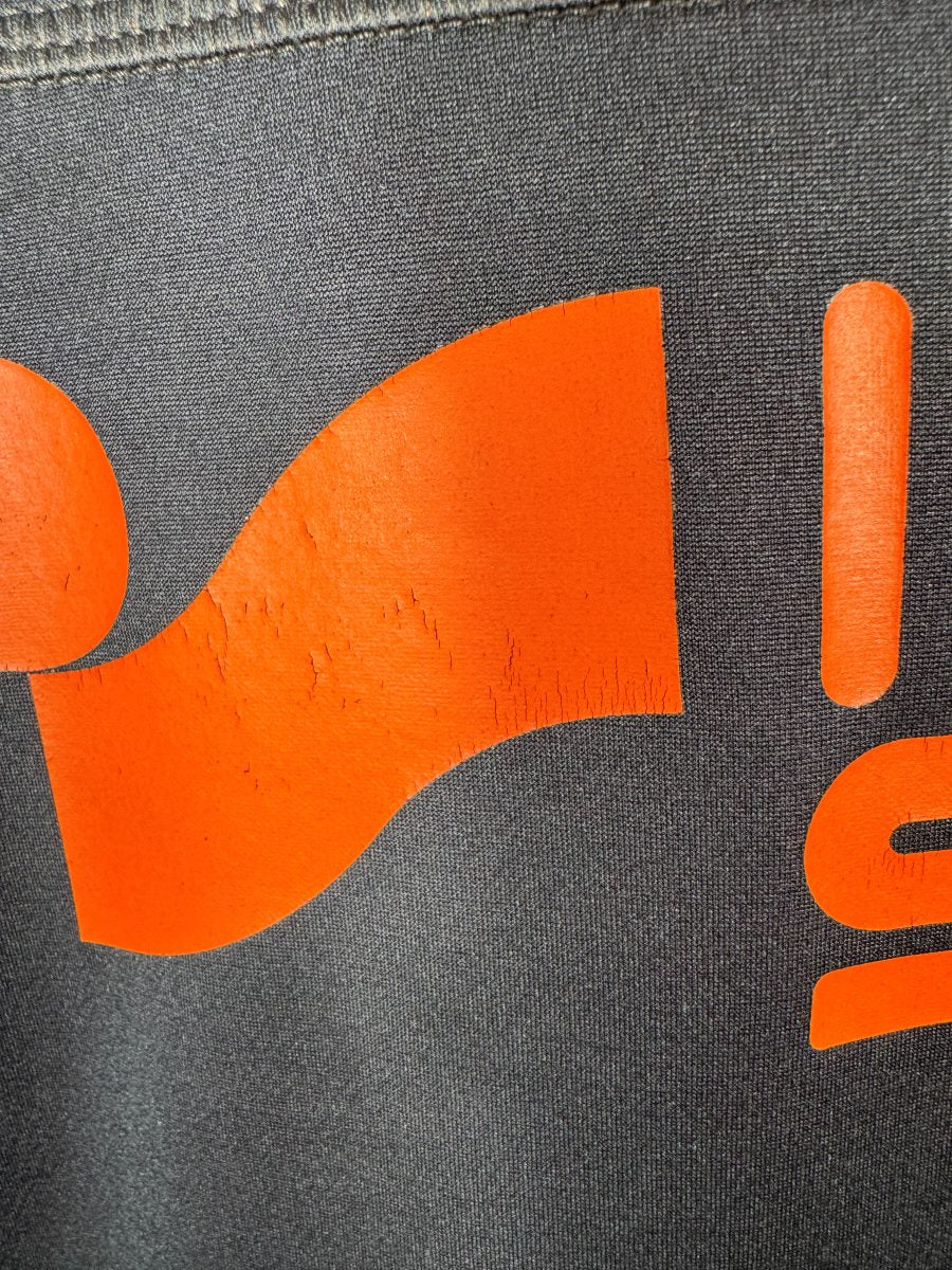 Légères craquelures sur le logo Intersport, maillot OM third 2012-2013