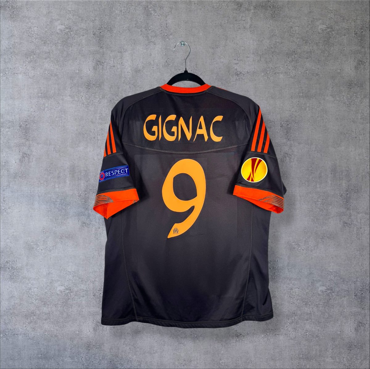 Dos du maillot third anthracite de l'OM 2012-2013 adidas, flocage orange Gignac 9 et patchs de manche