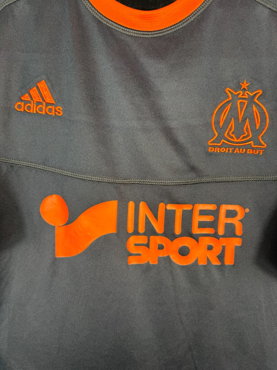 Écusson OM brodé orange Droit au but et sponsor Intersport, maillot third 2012-2013