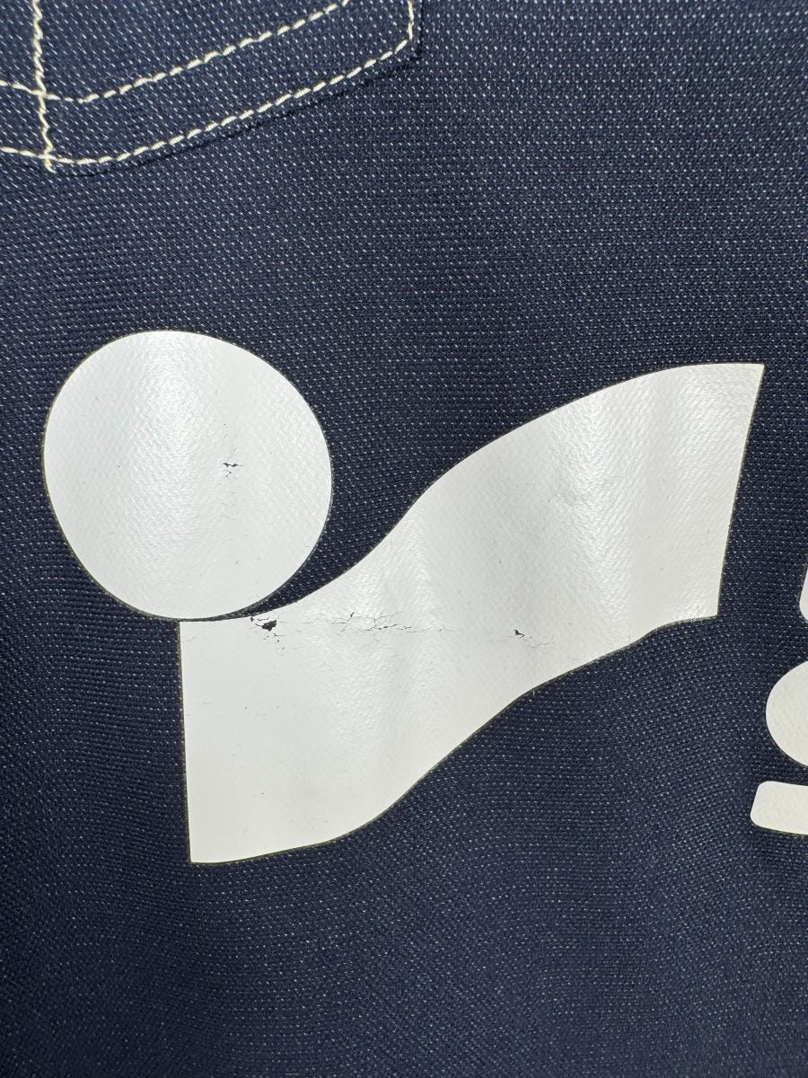 Petits éclats sur le logo Intersport, maillot OM extérieur 2013-2014