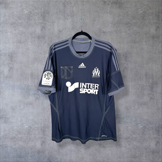 Maillot OM 2013-2014 extérieur de face, bleu marine effet denim, adidas et Intersport