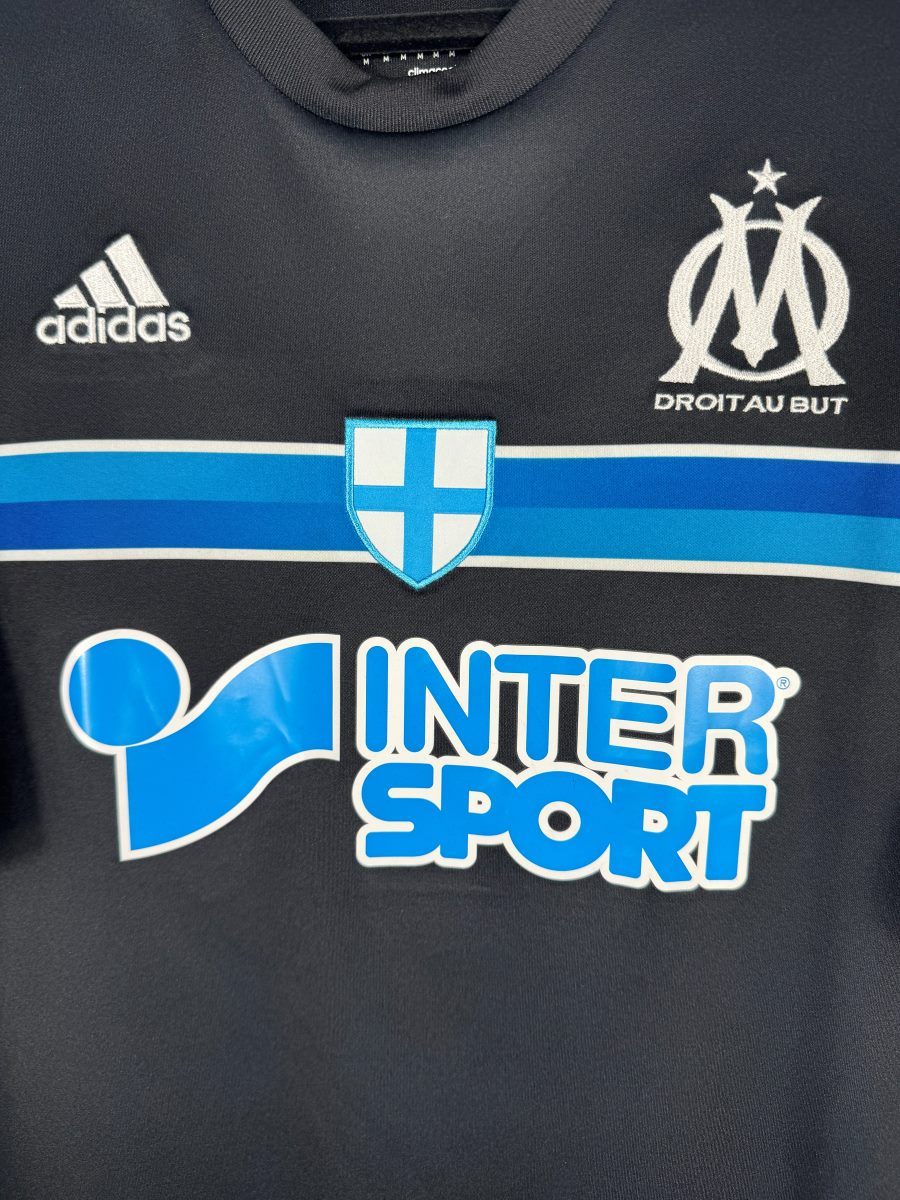Écusson OM Droit au But brodé, croix de Marseille et sponsor Intersport, maillot third 2014-2015