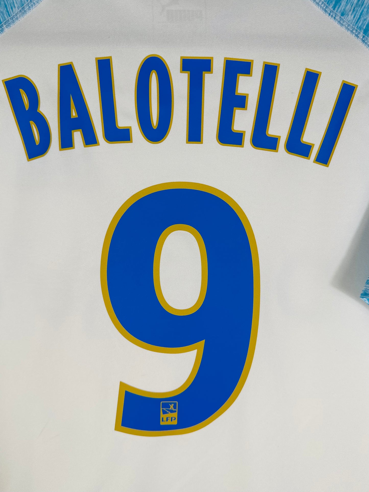 Détail du flocage sur le maillot numéro 9 de Mario Balotelli