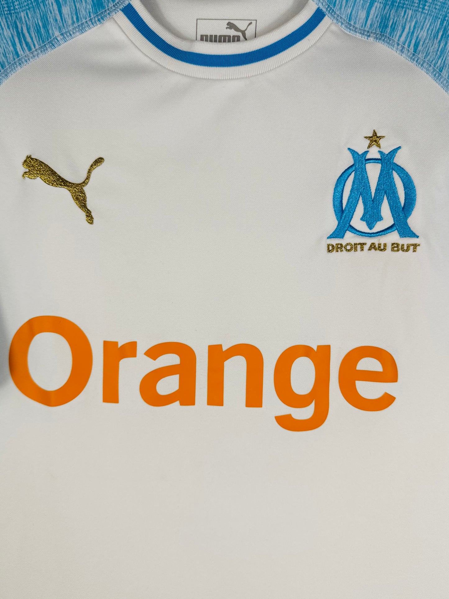 Détail de l'écusson de l'Olympique de Marseille et du logo Puma