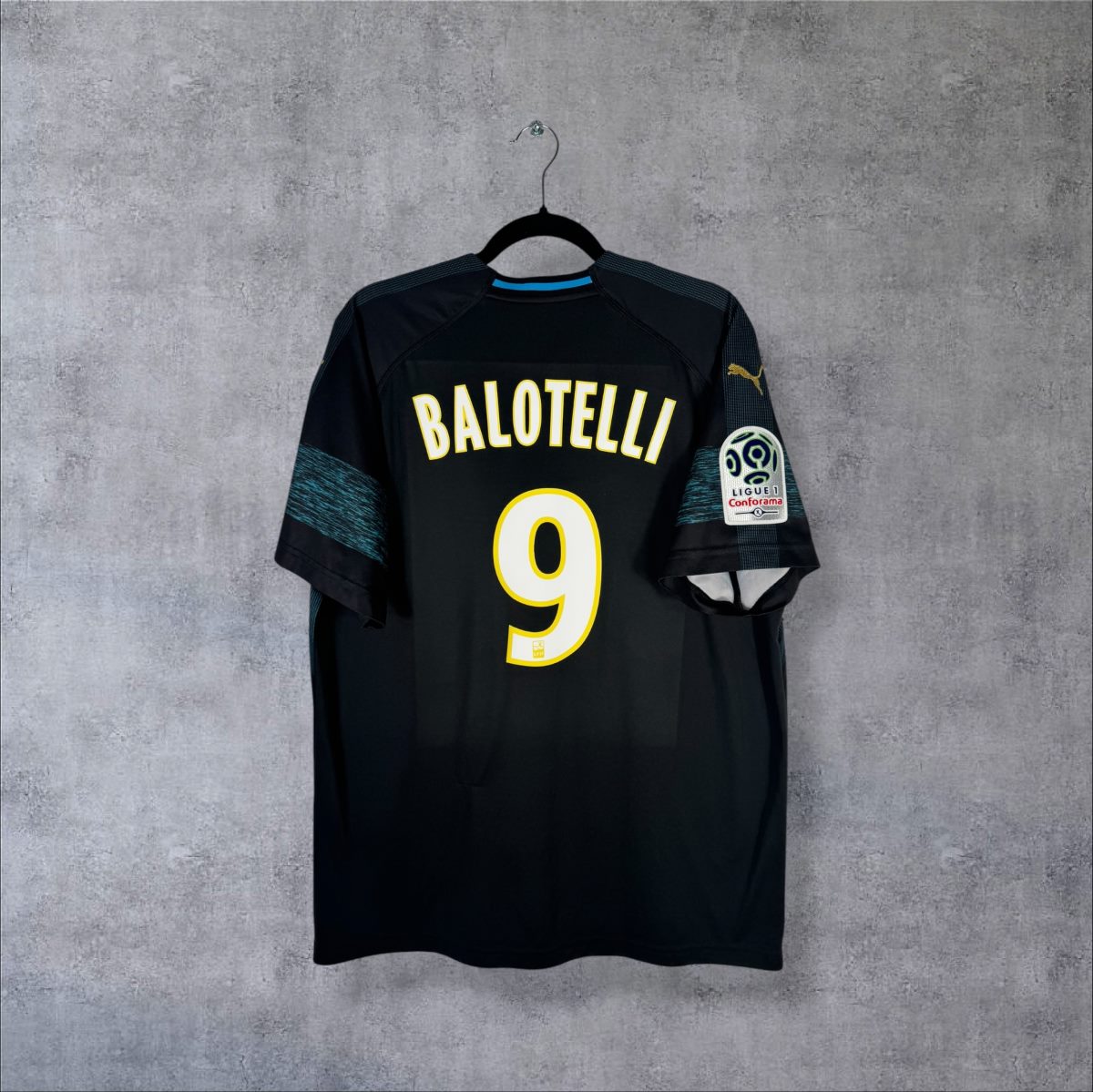 Dos du maillot OM 2018-2019 extérieur Puma noir avec flocage Balotelli N°9 et patch Ligue 1 Conforama