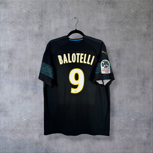 Dos du maillot OM 2018-2019 extérieur Puma noir avec flocage Balotelli N°9 et patch Ligue 1 Conforama