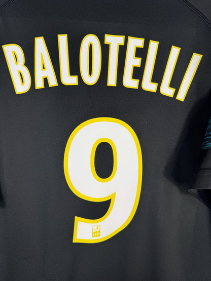 Détail du flocage Balotelli N°9 blanc bordé de jaune avec patch LFP, maillot OM 2018-2019