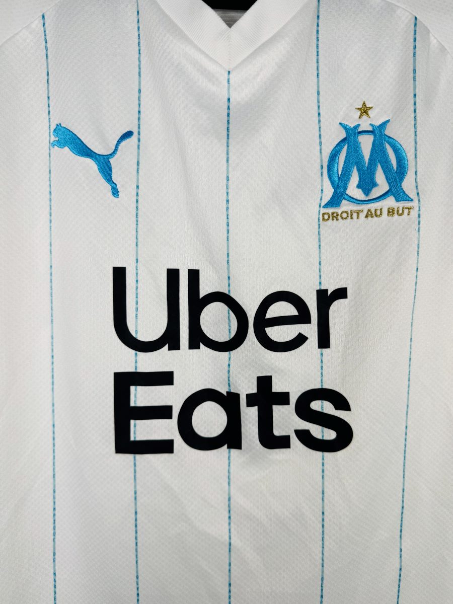 Détail écusson OM et sponsor Uber Eats sur maillot domicile 2019-2020