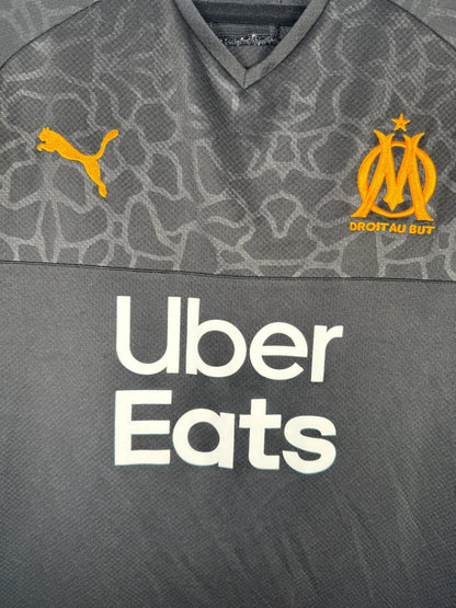 Écusson OM brodé orange Droit au but, logo Puma et sponsor Uber Eats, maillot third 2019-2020