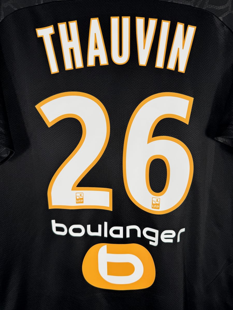 Gros plan du flocage Thauvin N°26 avec logo LFP intégré, maillot OM third 2019-2020
