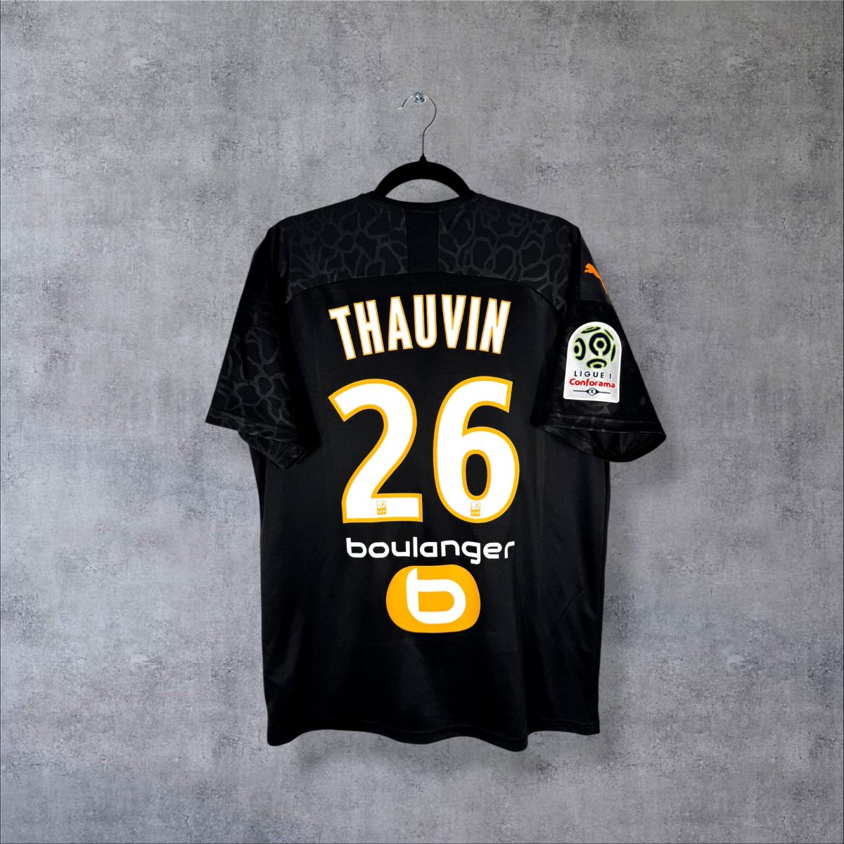 Dos du maillot OM 2019-2020 third noir avec flocage Thauvin N°26, sponsor Boulanger et patch Ligue 1 Conforama