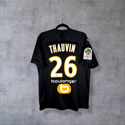 Dos du maillot OM 2019-2020 third noir avec flocage Thauvin N°26, sponsor Boulanger et patch Ligue 1 Conforama