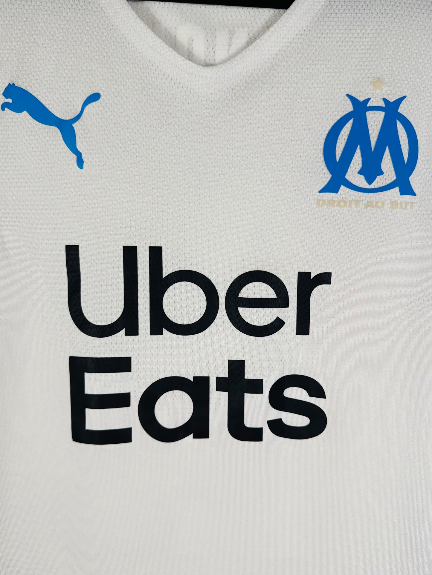 Détail de l'écusson de l'Olympique de Marseille et du logo Puma thermo-collé
