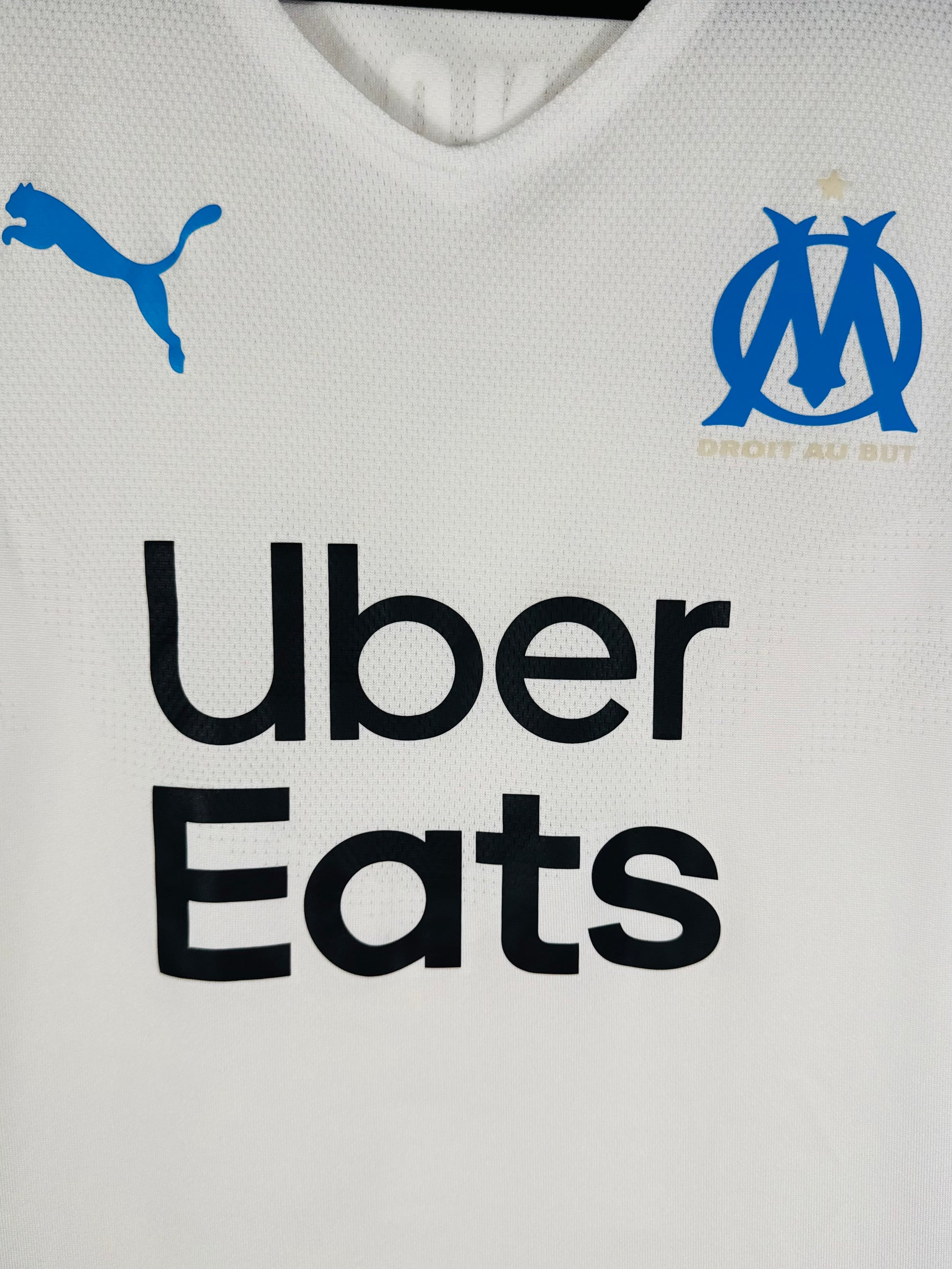 Détail de l'écusson de l'Olympique de Marseille et du logo Puma thermo-collé