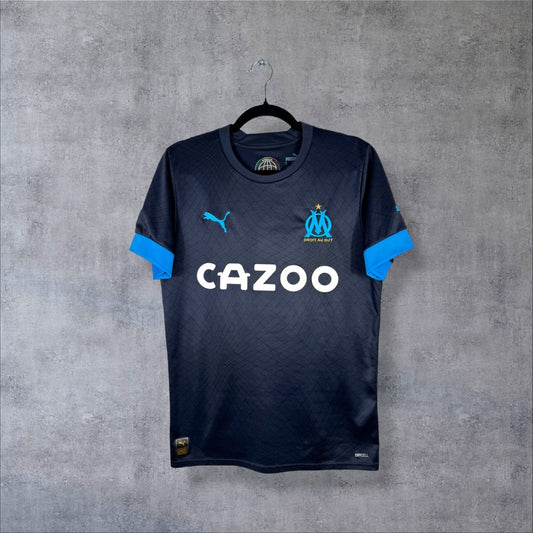 Maillot OM 2022-2023 extérieur de face, bleu marine et manches bleu ciel, Puma et Cazoo