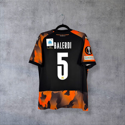 Dos du maillot OM 2023-2024 third avec flocage Balerdi N°5, mention Peuple Volcanique et patch Europa League