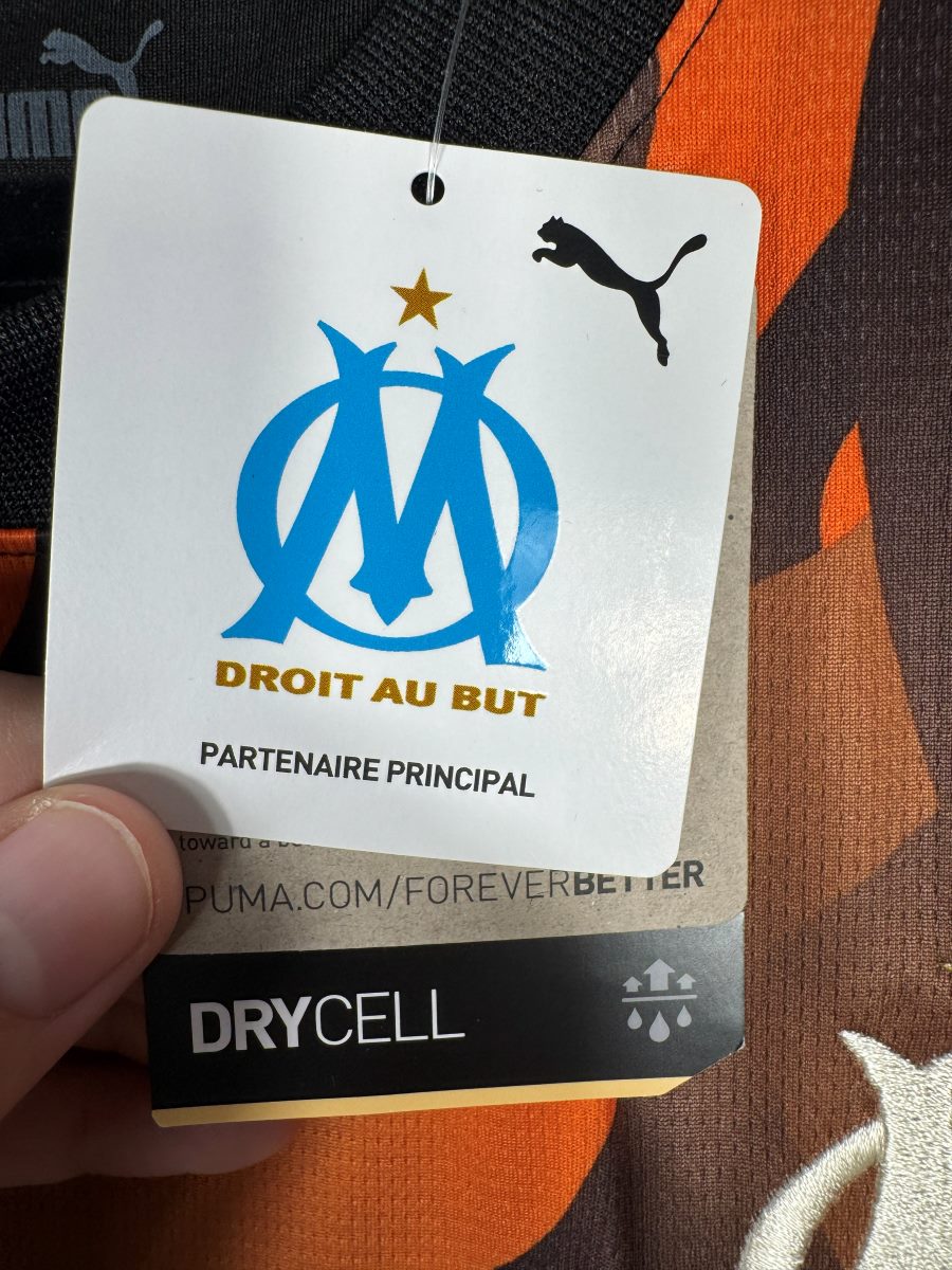 Étiquette cartonnée Olympique de Marseille Droit au But partenaire Puma, maillot third 2023-2024 neuf