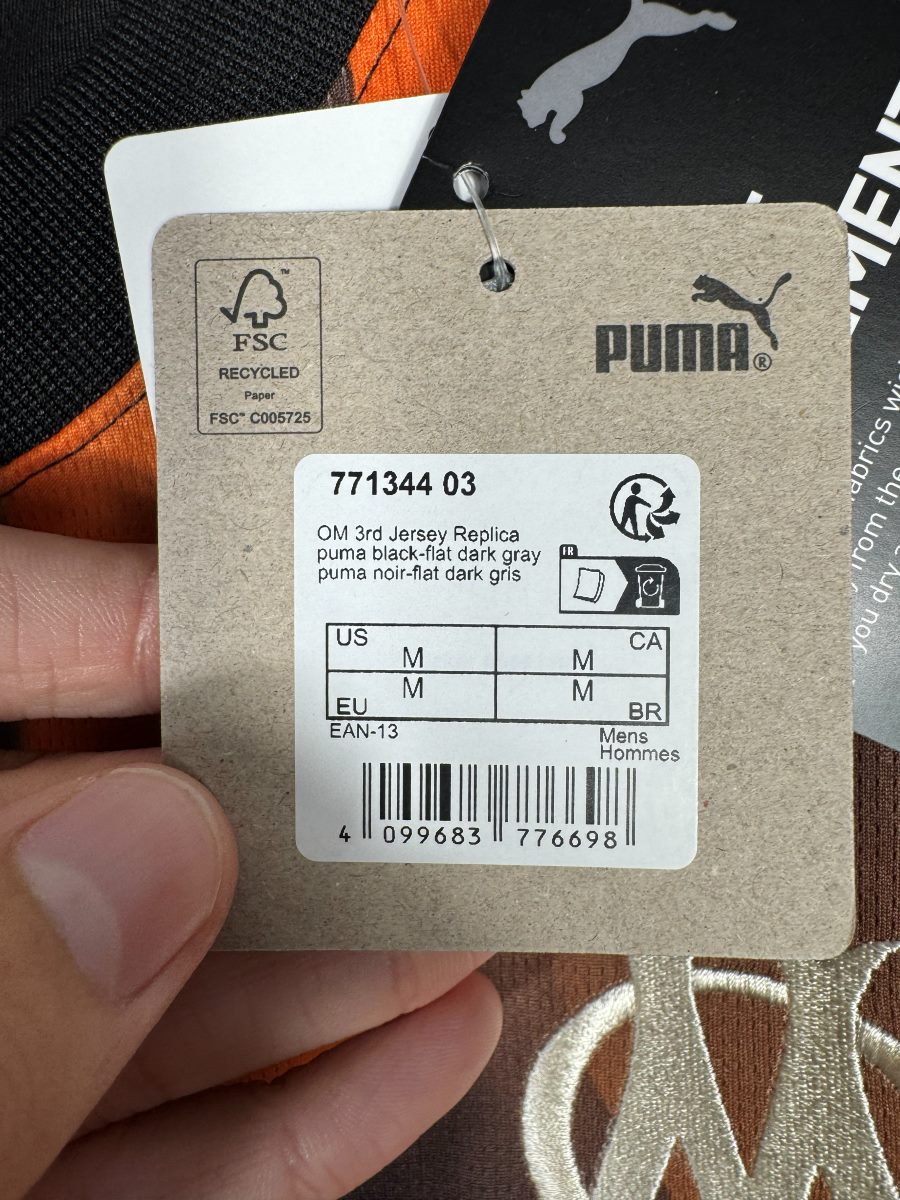 Étiquette cartonnée Puma d'origine du maillot OM third 2023-2024, référence 771344 03 taille M