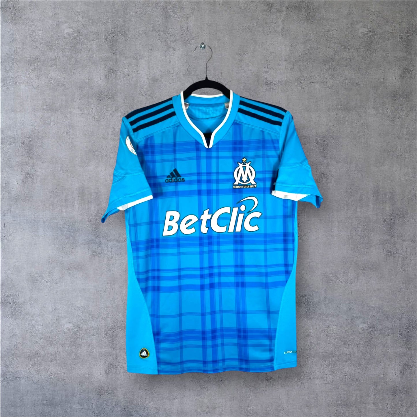 Vue de face du maillot Olympique de Marseille Extérieur 2010/11 avec motif à carreaux et sponsor BetClic.