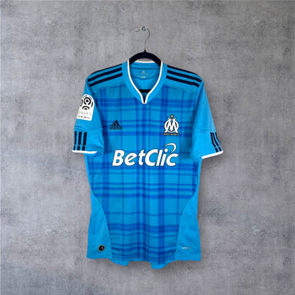 Vue de face du maillot OM Extérieur 2011 motif carreaux style tartan et sponsor BetClic.