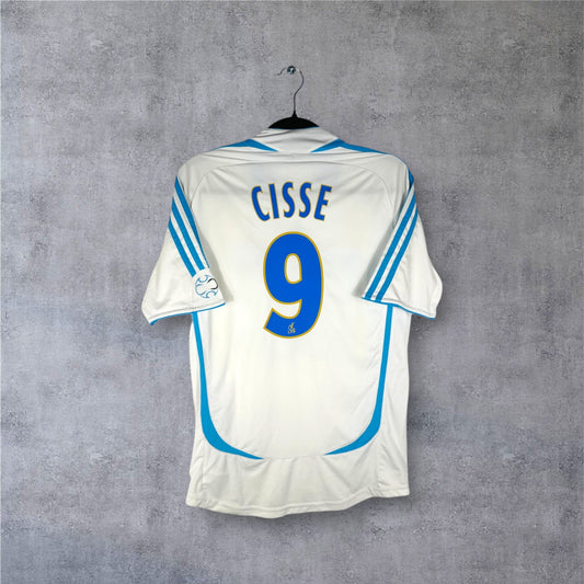 Flocage officiel bleu et or CISSE numéro 9 au dos du maillot OM croix bleue.