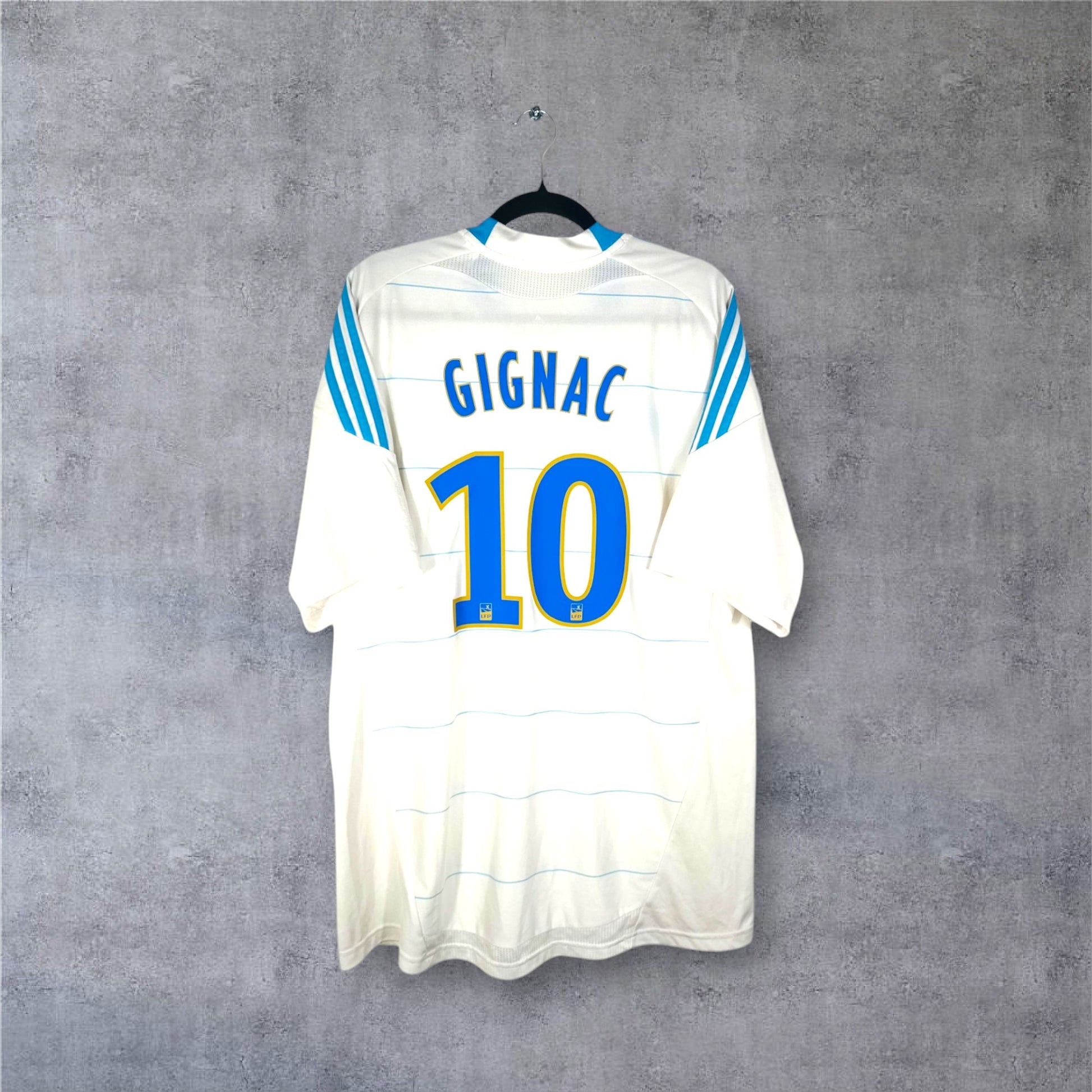 Flocage officiel bleu et or GIGNAC numéro 10 au dos du maillot OM 2011.