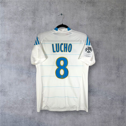 Flocage officiel bleu et or LUCHO numéro 8 et patch Ligue 1 sur maillot OM.