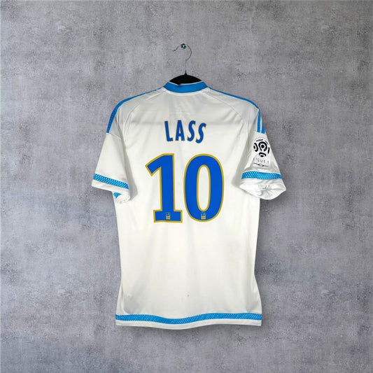 Dos du maillot OM blanc avec flocage bleu LASS 10 et Patch Ligue 1