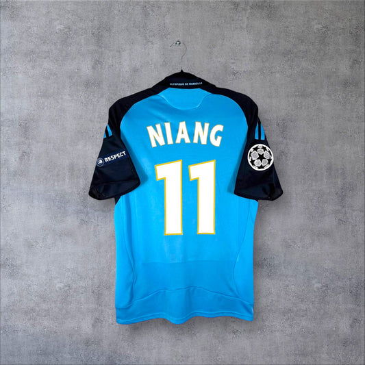 Dos du maillot OM Extérieur 2009 bleu ciel avec flocage blanc NIANG 11 et patch Ligue des Champions.