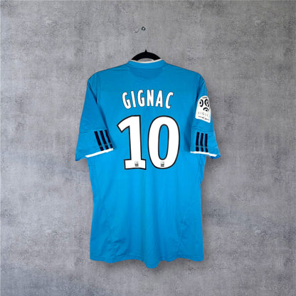 Dos du maillot OM bleu tartan avec flocage blanc GIGNAC 10 et patch Ligue 1.