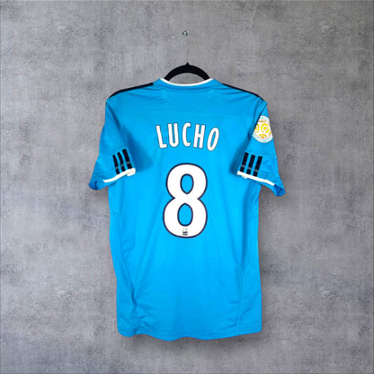 Dos du maillot OM 2011 extérieur bleu ciel avec motif écossais, flocage LUCHO 8 et patch LFP.